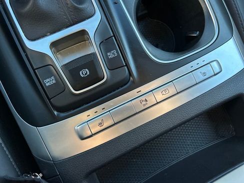 Used 2024 Kia Carnival LX image 21