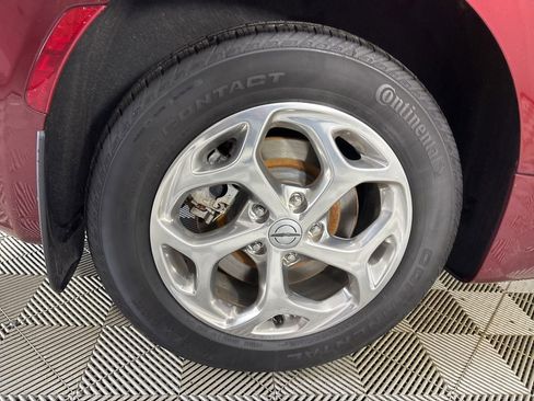 Used 2021 Chrysler Pacifica Limited w/ Uconnect Theater Family Group image 36