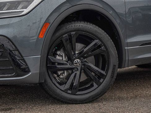 New 2024 Volkswagen Tiguan SE R-Line image 2