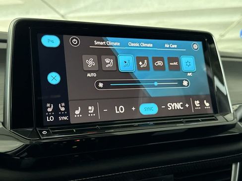 Certified 2024 Volkswagen Atlas Cross Sport SE FWD image 20