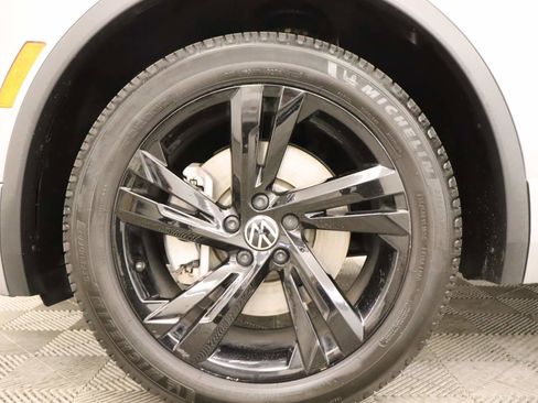 Used 2024 Volkswagen Tiguan SE R-Line image 4