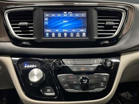Used 2020 Chrysler Voyager L FWD image 12