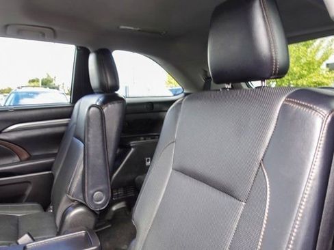 Used 2018 Toyota Highlander Limited image 11