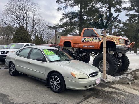 Used 2003 Ford Taurus LX image 2