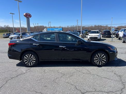 Used 2024 Nissan Altima 2.5 SV w/ SV Premium Package image 7