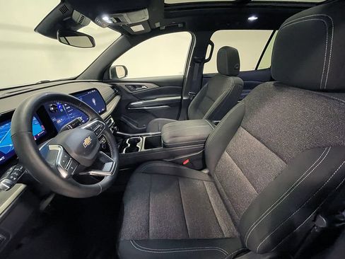 Used 2025 Chevrolet Traverse LT w/ Sun and Wheel Package AWD/4WD image 3