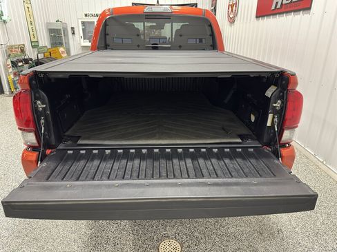 Used 2018 Toyota Tacoma TRD Sport AWD/4WD image 7