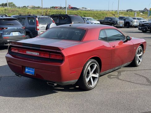 Used 2014 Dodge Challenger SXT RWD image 2