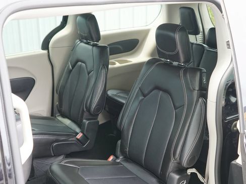 Used 2024 Chrysler Pacifica Touring-L FWD image 27