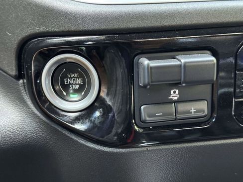 Used 2022 Chevrolet Silverado 1500 High Country w/ High Country Premium Package AWD/4WD image 9