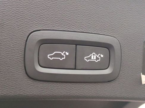 Used 2021 Volvo XC40 T5 R-Design image 34