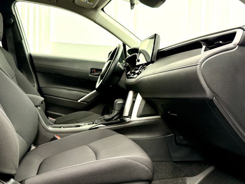 Used 2025 Toyota Corolla Cross LE image 9