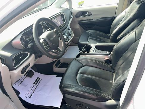 Used 2022 Chrysler Pacifica Touring-L FWD image 12