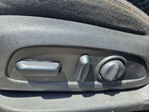 Used 2019 Chevrolet Equinox LT w/ Driver Convenience Package FWD image 9