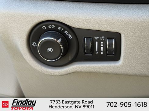 Used 2018 Chrysler Pacifica Touring-L FWD image 20