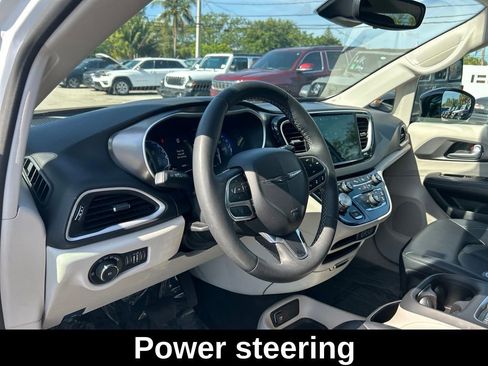 Used 2024 Chrysler Pacifica Touring-L FWD image 11