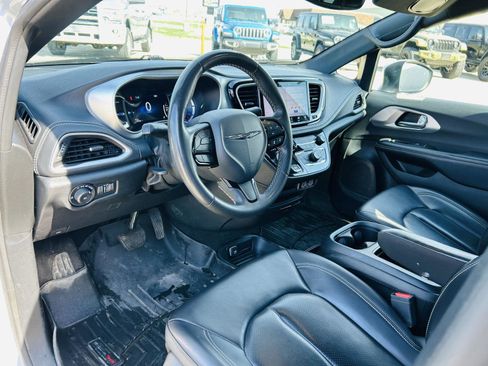 Used 2023 Chrysler Pacifica Touring-L w/ S Appearance Package image 14