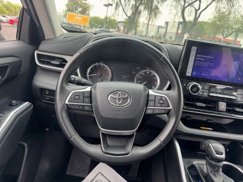 Certified 2024 Toyota Highlander XLE FWD image 9