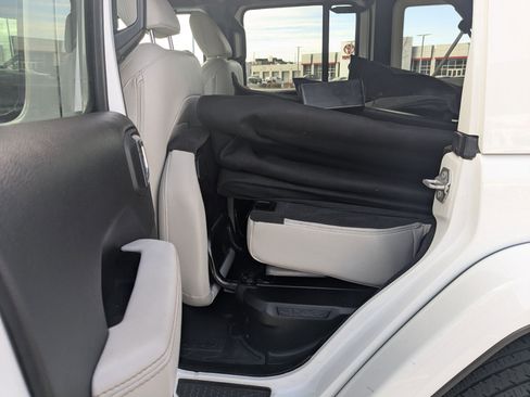 Used 2023 Jeep Wrangler Unlimited Sahara image 28