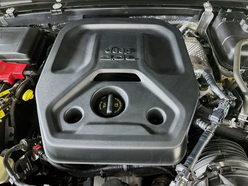 Used 2025 Jeep Wrangler Unlimited Sahara AWD/4WD image 30