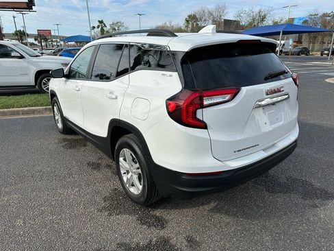 Used 2024 GMC Terrain SLE w/ Driver Convenience Package image 4