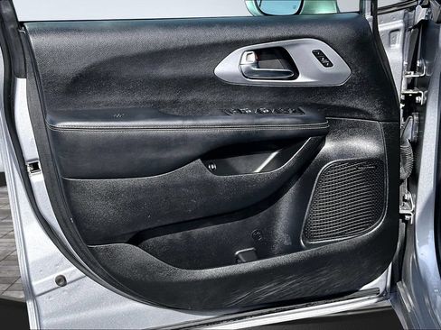 Used 2020 Chrysler Pacifica Limited w/ Advanced Safetytec Group FWD image 23