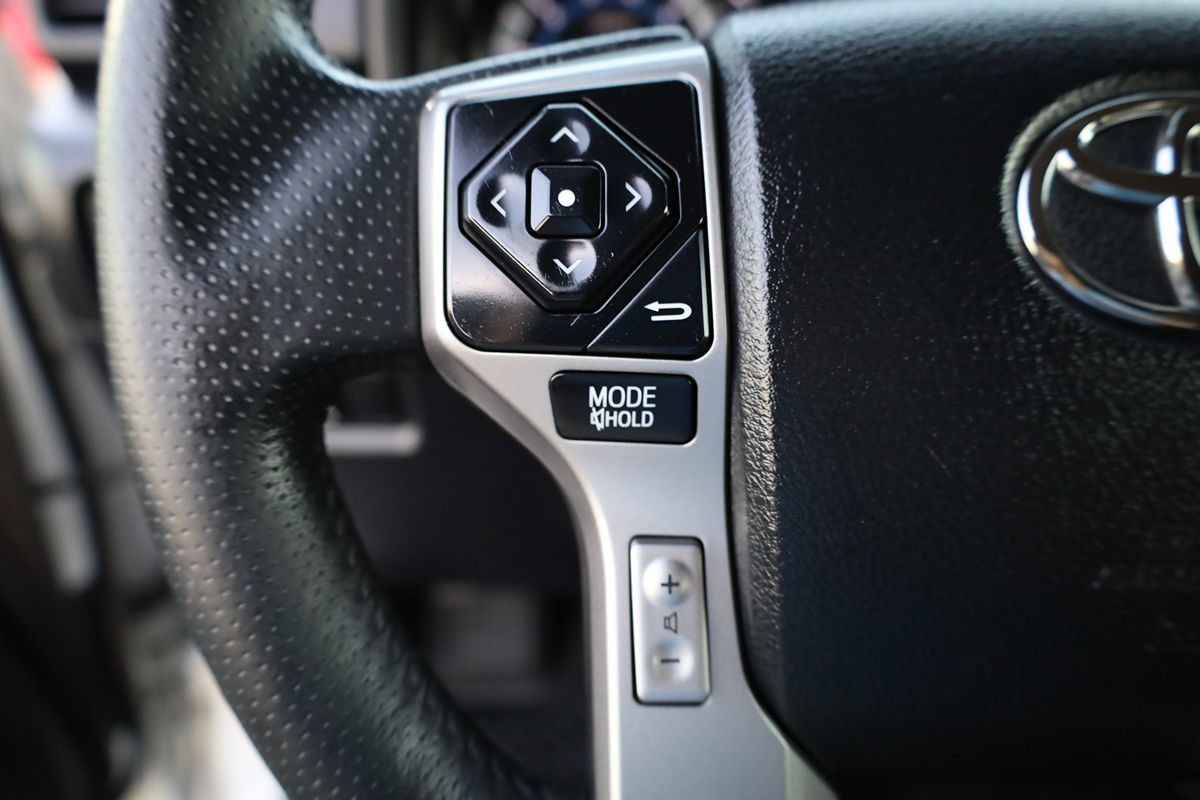 Used 2018 Toyota 4Runner SR5 AWD/4WD image 25