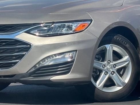 Used 2023 Chevrolet Malibu LT FWD image 2