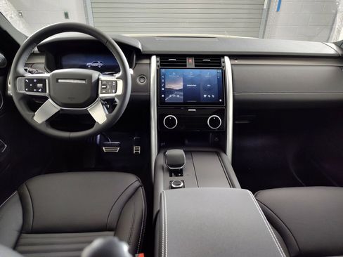 Used 2025 Land Rover Discovery Dynamic SE image 12