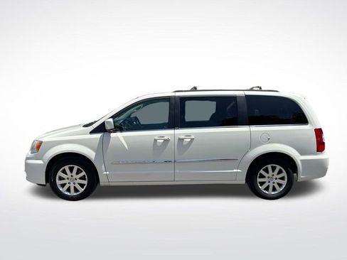Used 2013 Chrysler Town & Country Touring FWD image 3