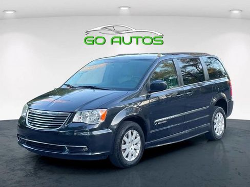Used 2014 Chrysler Town & Country Touring image 9