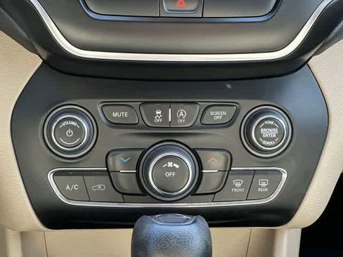 Used 2019 Jeep Cherokee Latitude w/ Popular Appearance Group AWD/4WD image 14