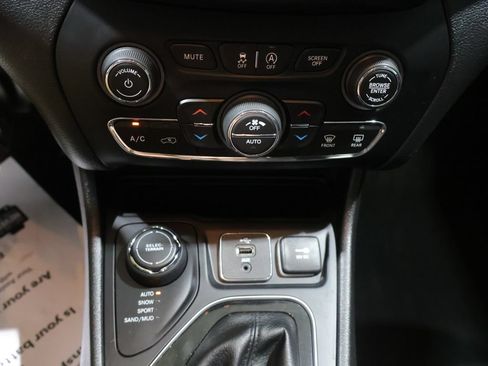 Used 2019 Jeep Cherokee Limited AWD/4WD image 28