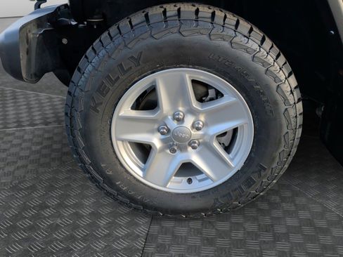 Used 2022 Jeep Gladiator Sport image 14