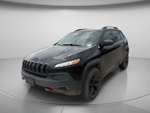 Used 2018 Jeep Cherokee Trailhawk AWD/4WD image 2