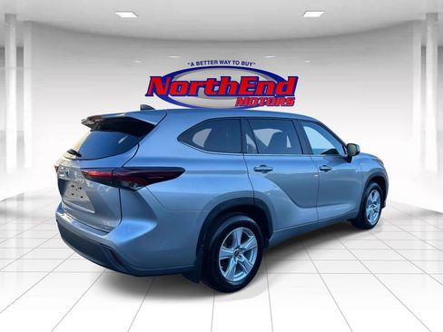 Used 2024 Toyota Highlander LE AWD/4WD image 3