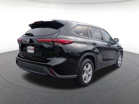 Used 2023 Toyota Highlander L FWD image 6