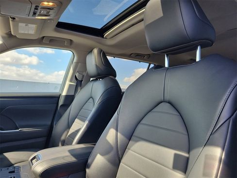 Used 2023 Toyota Highlander XLE image 20