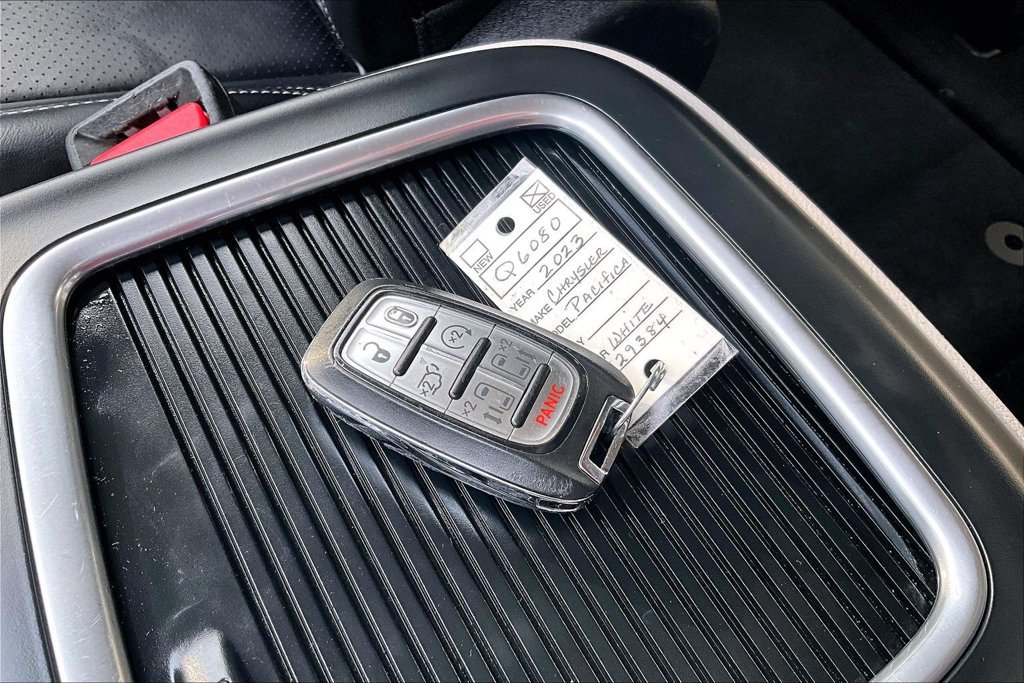 Used 2023 Chrysler Pacifica Touring-L FWD image 11