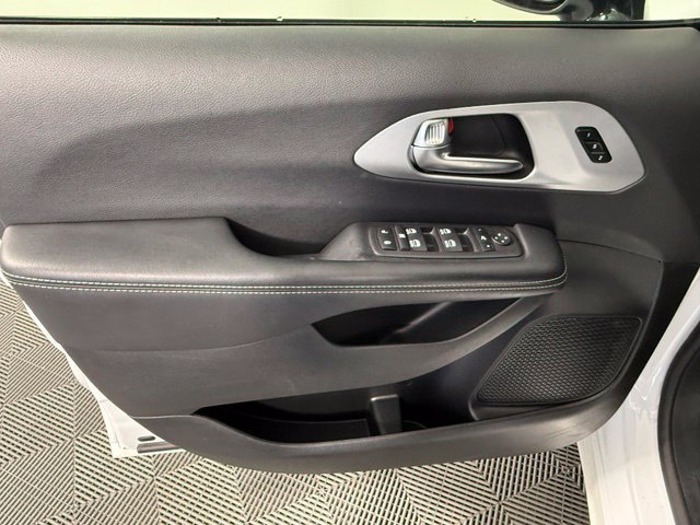 Used 2025 Chrysler Pacifica Limited FWD image 14