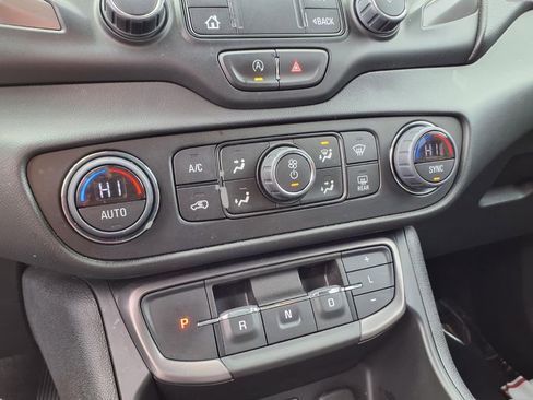 Used 2022 GMC Terrain AT4 image 8