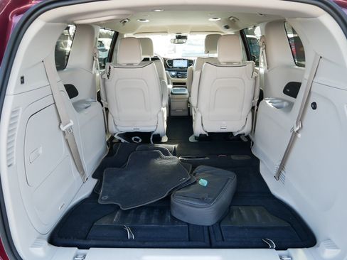 Used 2021 Chrysler Pacifica Limited image 18