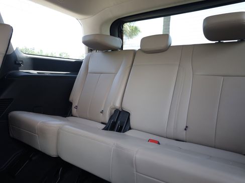 Used 2024 Ford Expedition XLT RWD image 10