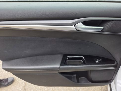 Used 2016 Ford Fusion SE FWD image 8