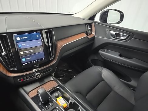 Used 2023 Volvo XC60 B5 Plus image 27