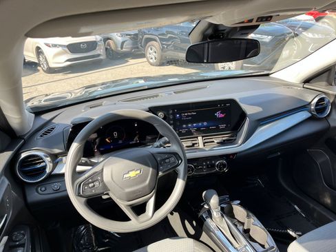 Used 2025 Chevrolet Trax LT image 33