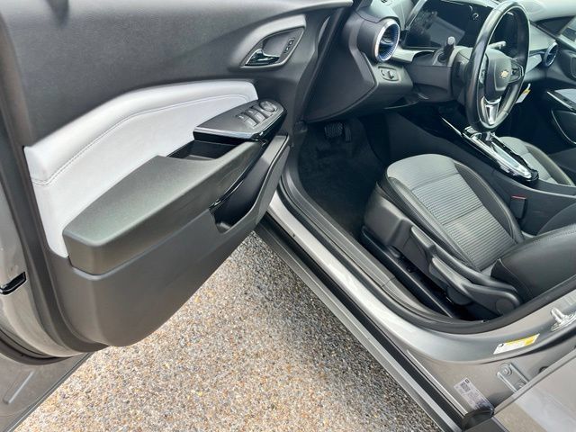 Used 2025 Chevrolet Trax LT w/ Driver Confidence Package FWD image 18