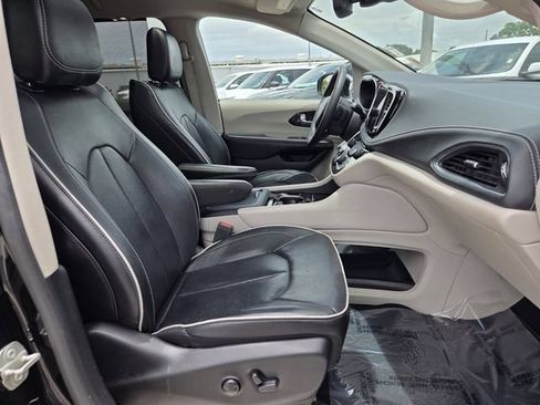 Used 2023 Chrysler Pacifica Limited FWD image 21