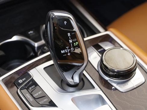 Used 2022 BMW 750i xDrive w/ Luxury Rear Seating Package image 7