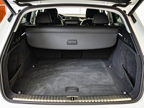 Used 2021 Audi e-tron Prestige w/ Prestige Package image 18